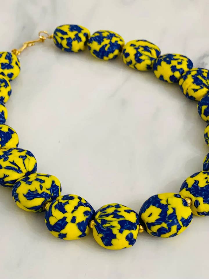 Halsketting van gerecycleerd glas met blauwe en gele kralen voor wholesale door DinnerPartyDarling