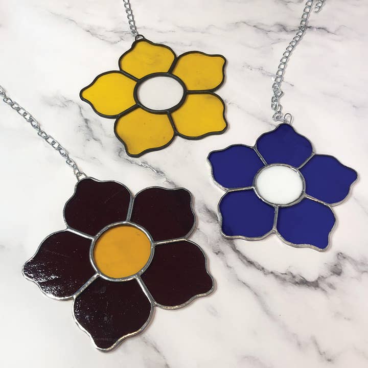 Captura de sol de vidriera con flores – Decoración de ventana floral hecha a mano de 5.5" – Regalo de arte en vidrio botánico para venta al por mayor de Two Cats Creatives