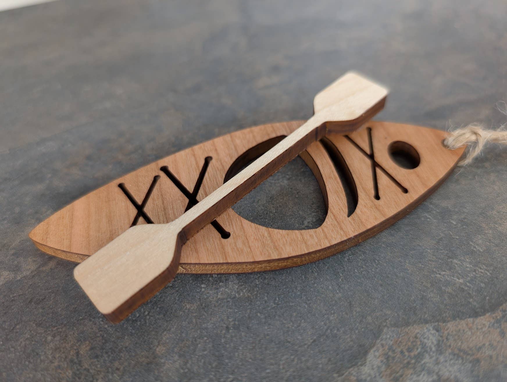 Foxwood Gifts Canada - Venta al por mayor Adornos - Ornamento de Kayak de Madera – Recuerdo Navideño Artesanal de Canadá1