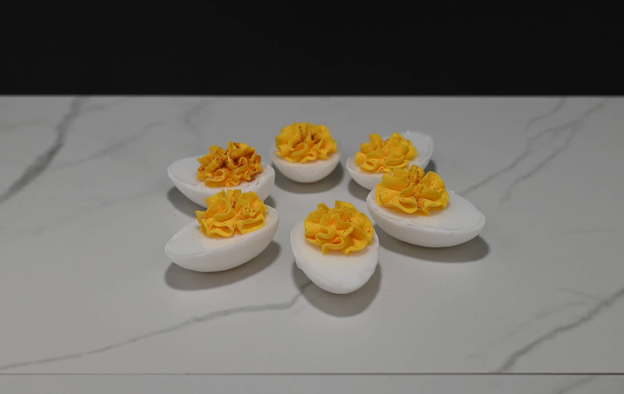 Just Dough It! Fake Foods – Objeto de mesa decorativo por atacado – Fake Deviled Eggs - Conjunto de 62
