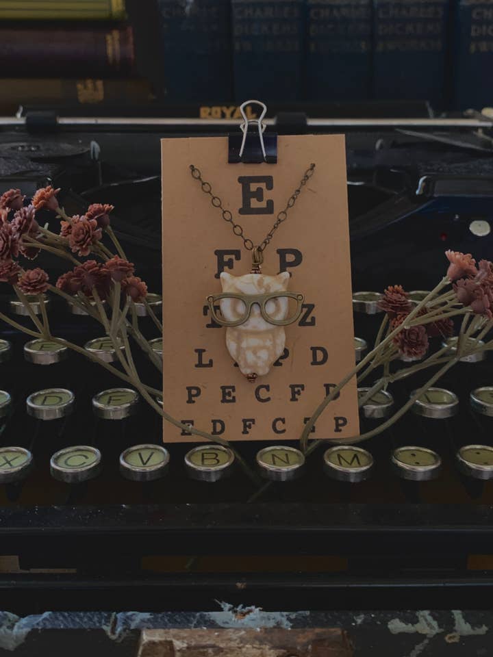 Long collier avec pendentif hibou blanc cassé avec lunettes en bronze pour la vente par Classically Romantic