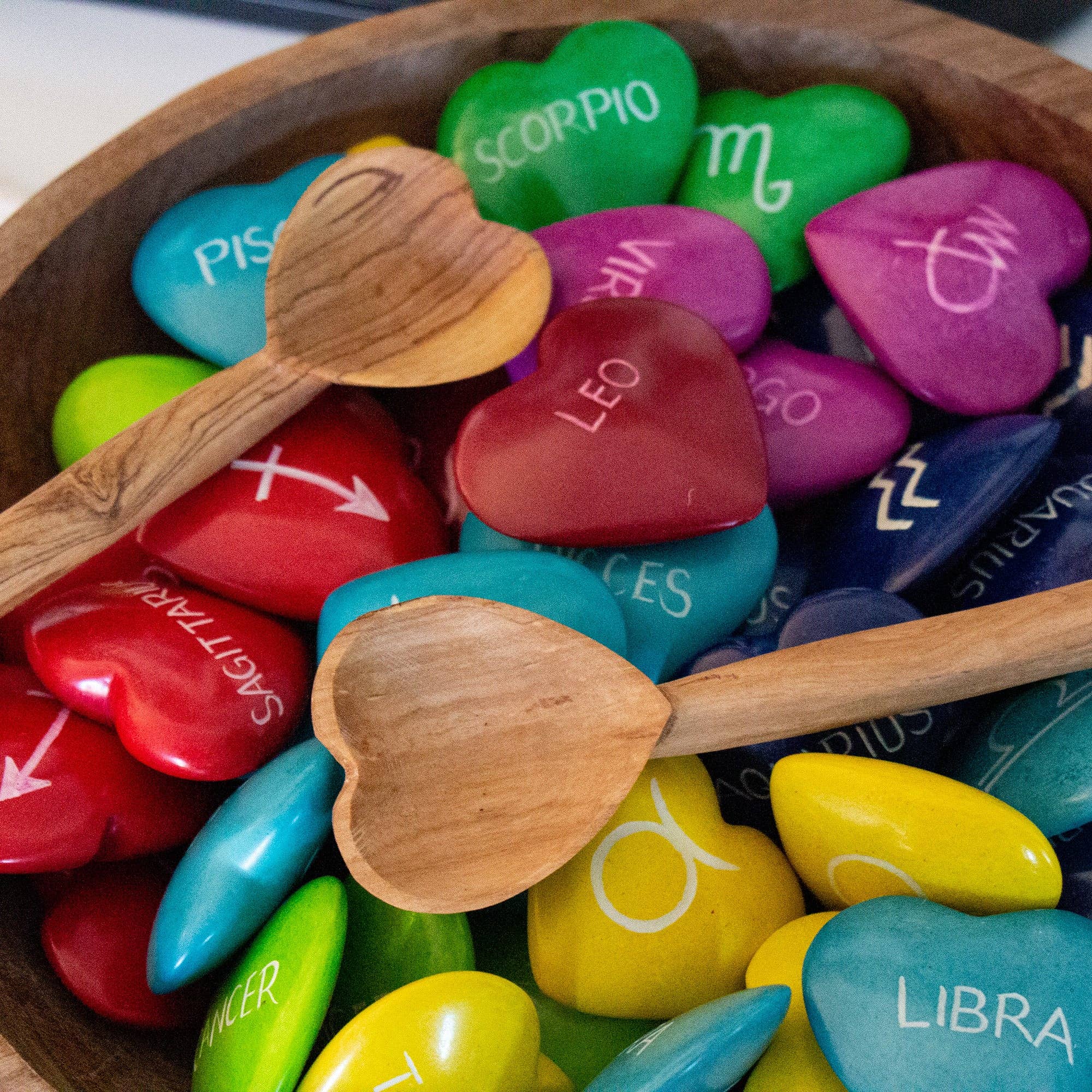 Global Crafts - Vente Cuillère de cuisine - Cuillère à cœur en bois d'olivier, 15-18 cm4