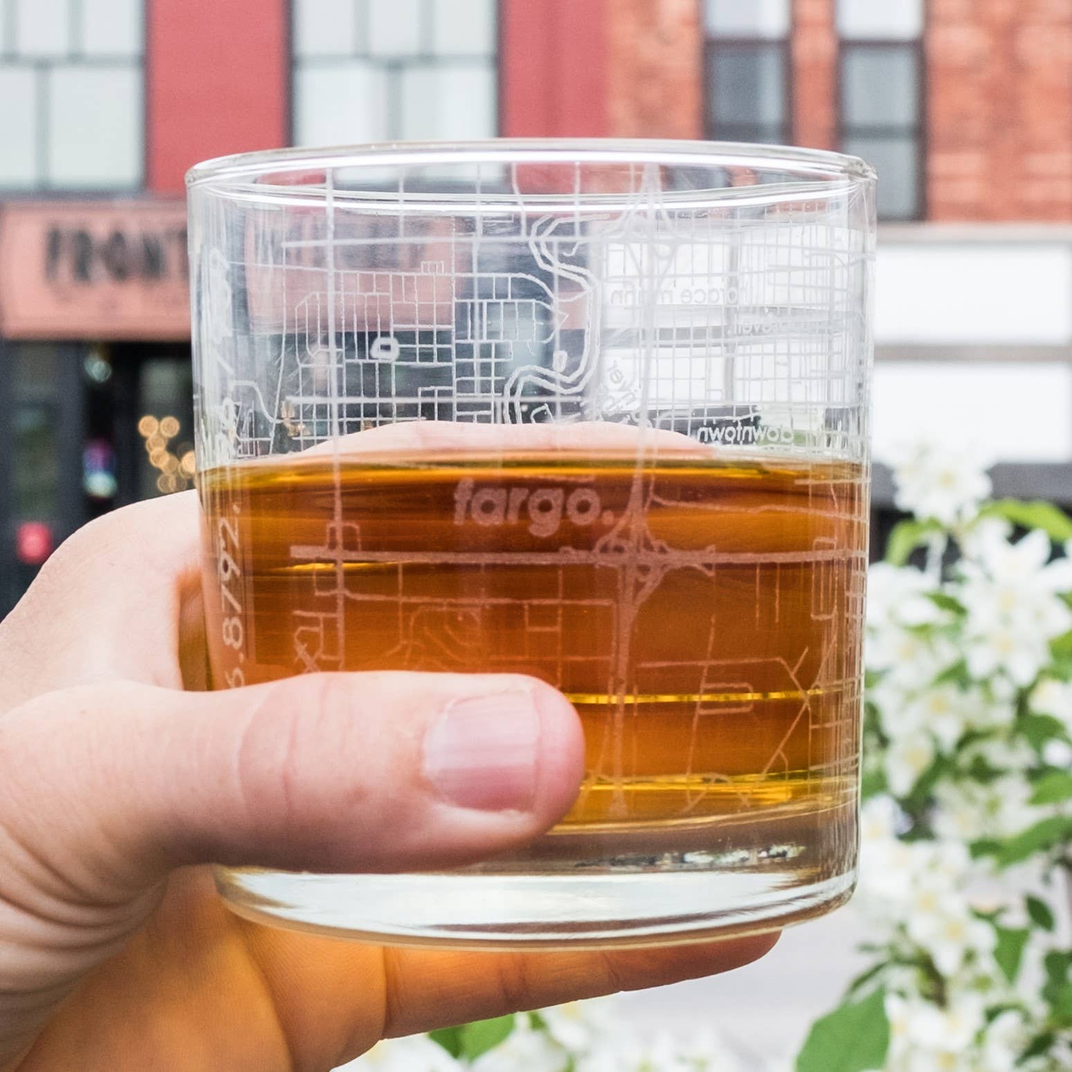 Well Told - Vente Verres à cocktail/alcool - GRAVURE PERSONNALISÉE - Carte de ville / village des États-Unis - Verre à whisky avec glaçons3