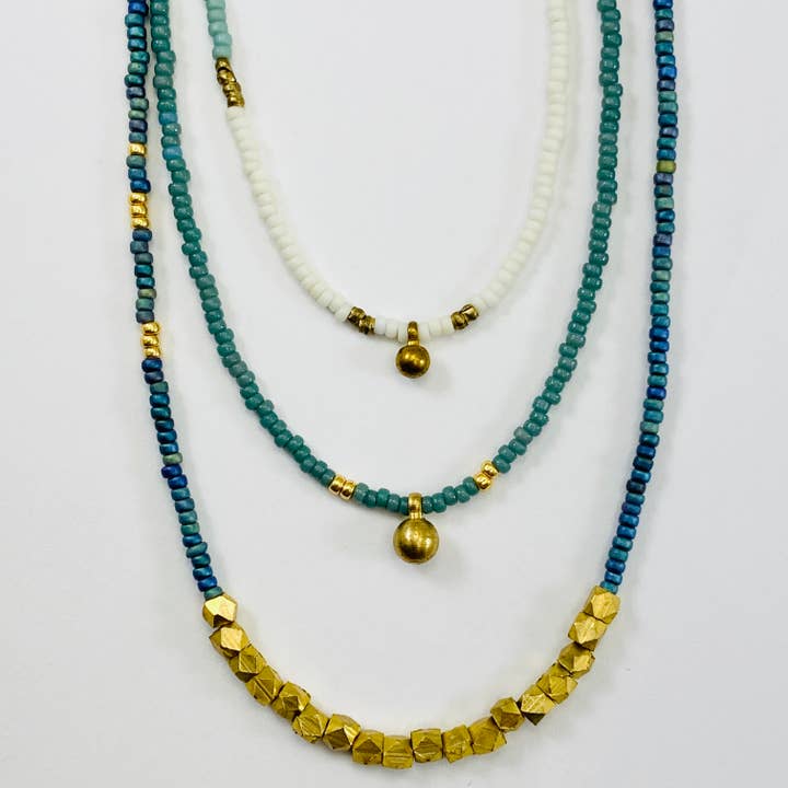 Blå Triple Beaded Halskæde Sæt - Tiny Messing Ball & Lille for engroshandel hos Sarah Crawford Handcrafted