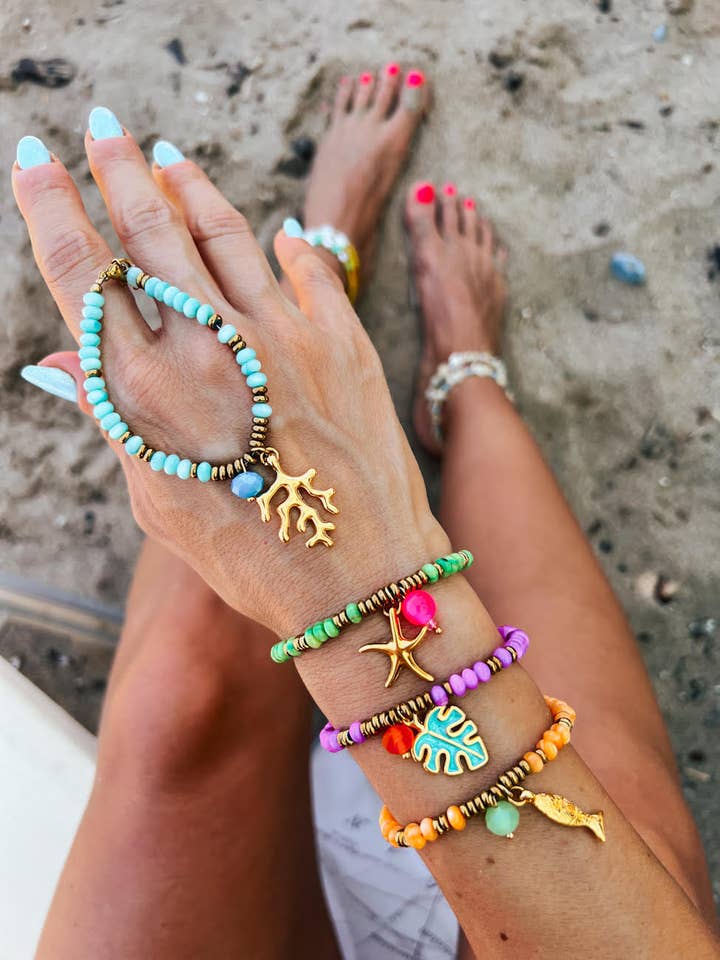 Bracelets exotiques d'été avec perles en coquillage et breloques en cuivre doré pour la vente par Goupi