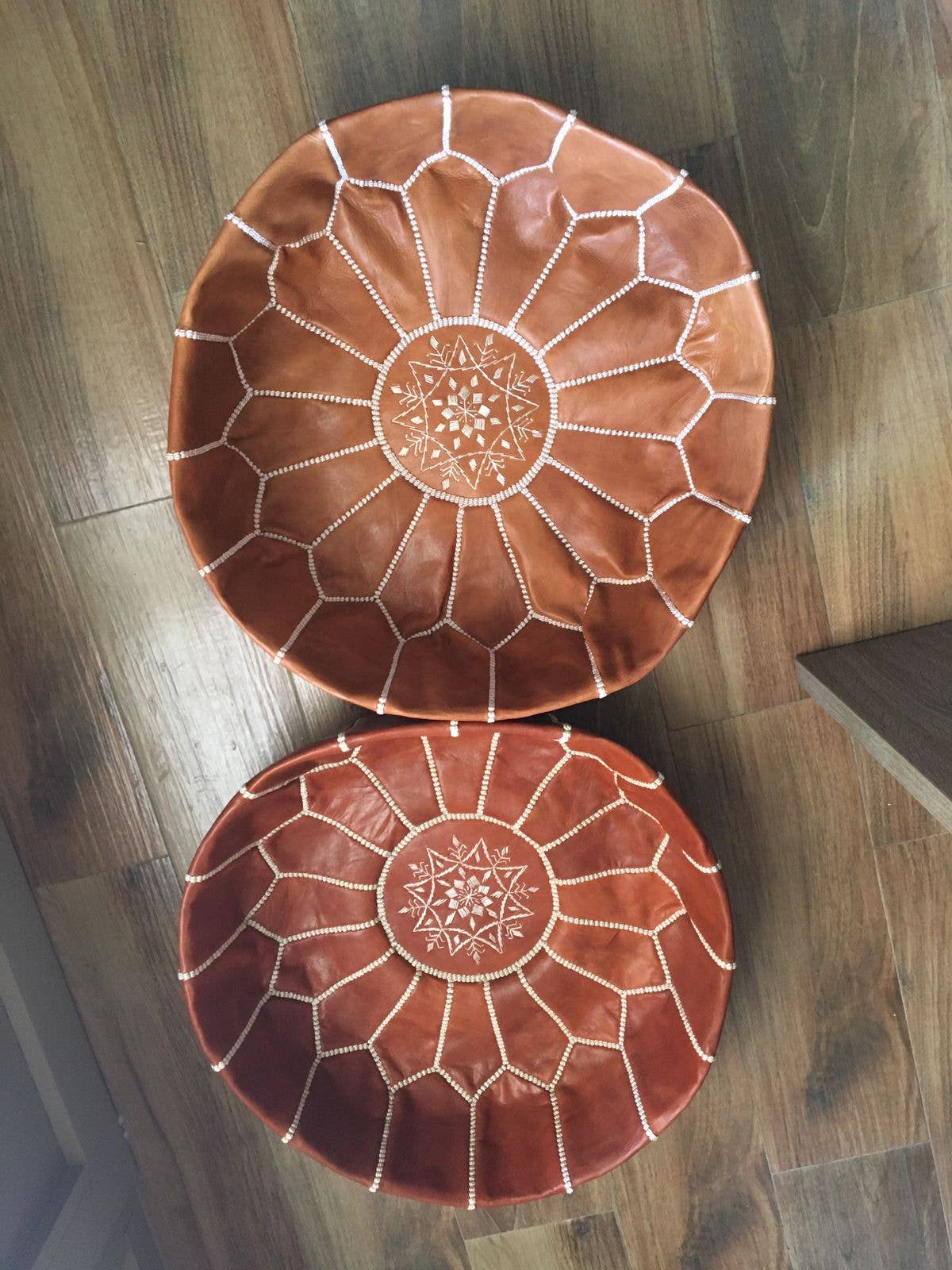 marrakeshop - Venta al por mayor Puf - Puf marroquí de cuero redondo de primera calidad en camello y marrón, 100 unidades1