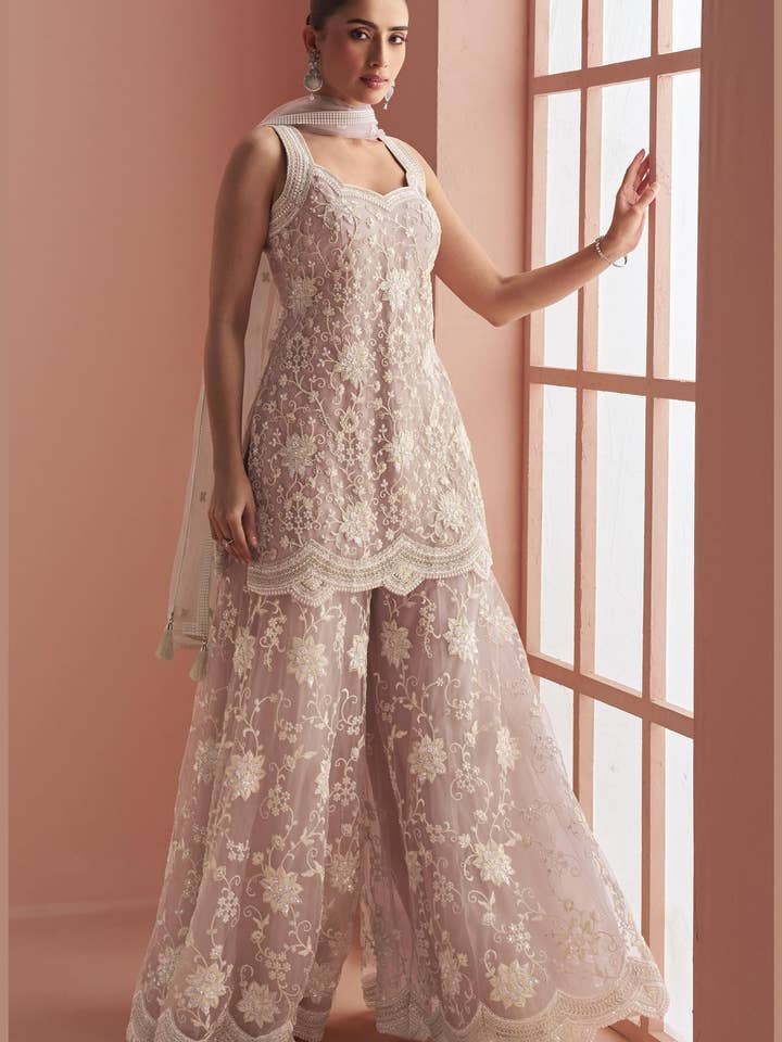 Costume Palazzo en filet rose pâle pour mariage et festival indien et pakistanais - Travail de dori, broderie de sequins pour la vente par HATKE BRIDE