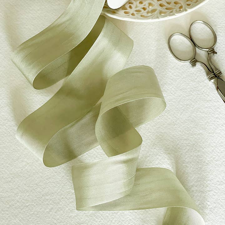 The Natural Paper Company – Großhandel Band – Geschenke verpacken – Seidenband mit geschlossener Kante in Dämmerungs-Salbeigrün | Feine Seide