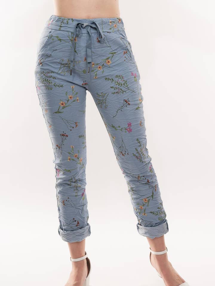 SS25 - PANTALON DE VOYAGE CRINKLE (PT863-56) FLORAL pour la vente par LINEN LUV