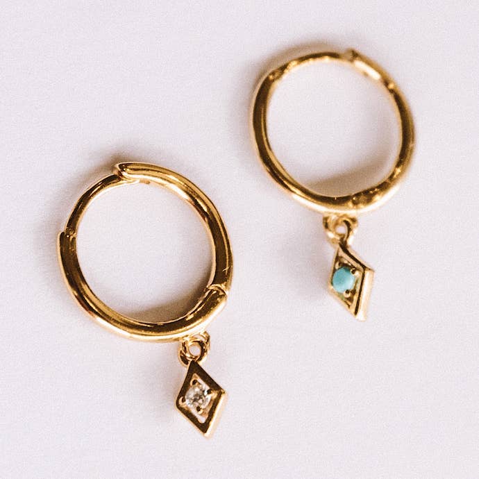 Diamantdroppen Huggie för wholesale av Jay Nicole Designs