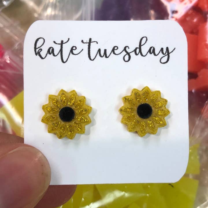 Sunflower Glittrig Akryl Ör för wholesale av Kate Tuesday Jewelry