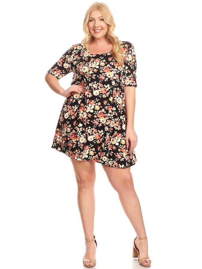 VIBE Apparel Co – wholesale Klänning - Dam – Plus mörk blommig borstad sväng klänning8