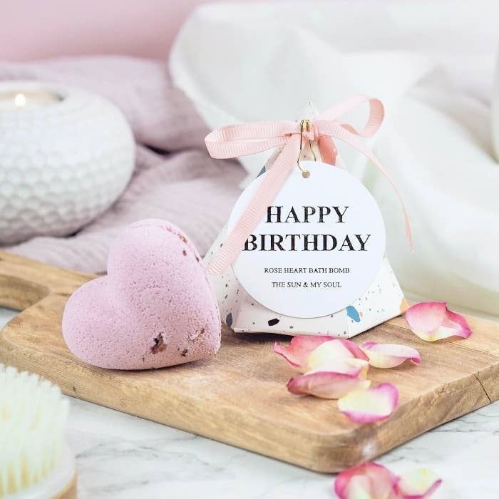 Happy Birthday Badebombe in Herzform | Luxus-Geschenk-Badekugel für den Großhandel von The Sun & My Soul Bath Bomb Soak Wellness Gifts