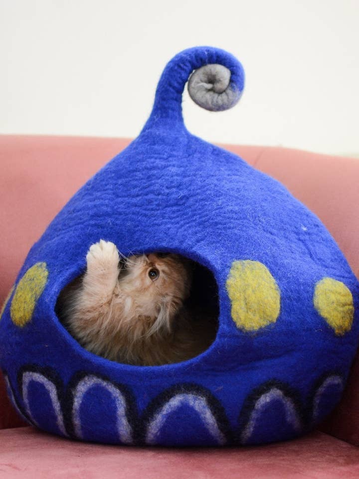 Modern Design Organic Wool Cat Cave Bed Handmade for wholesale by Woollyfelt