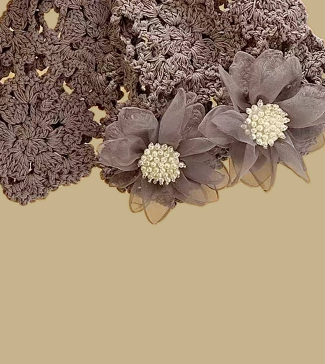 JC Sunny Fashion – wholesale Mössa - Dam – JCH903350 Boho Chic Virkad Hatt med Pärlor & Chiffongblommor9