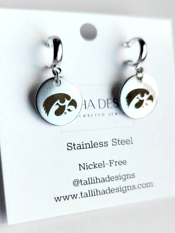 Gravierte Anhänger aus Edelstahl der University of Iowa Hawkeye für den Großhandel von Talliha Designs