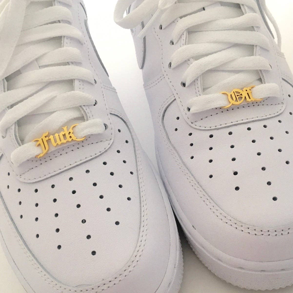 Gifts From The Crypt – wholesale Skosnören - Unisex – Fuck Off Snörningsspännen | Gotisk Old English Trainer Charm0