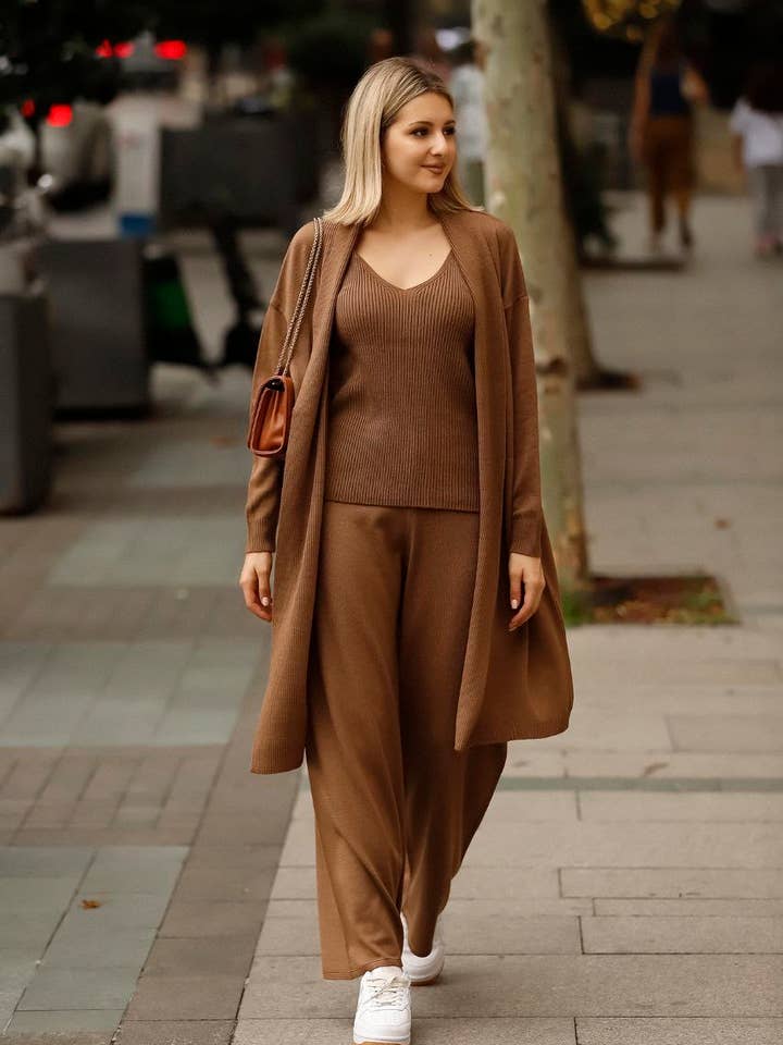 Tredelt striksæt i brun for engroshandel hos Dressentials