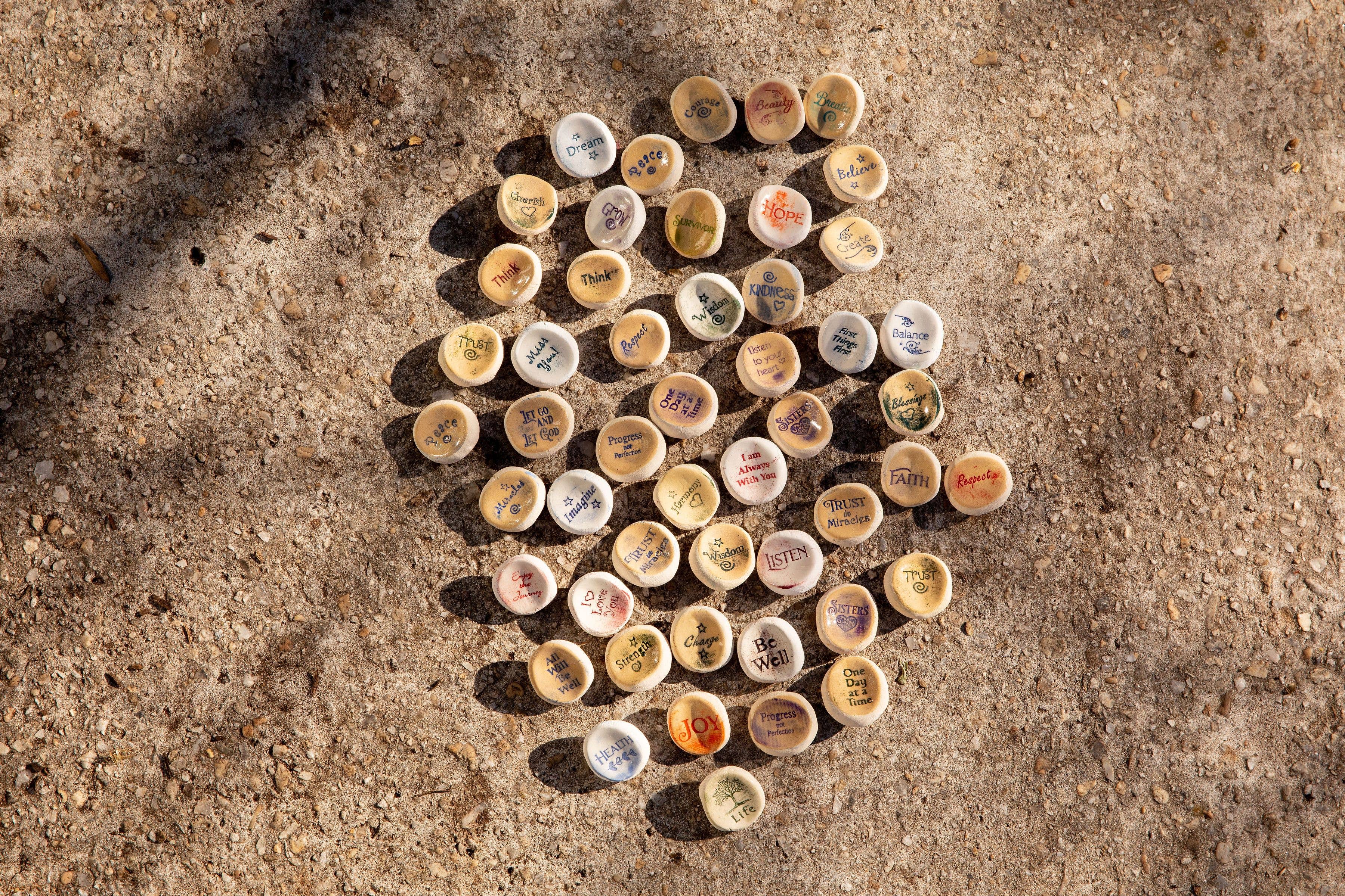 SHOPGIVECOURAGE – Großhandel Spiritueller Stein/Kristall – Aufsteller mit Wortsteinen aus Keramik (75 sortiert) in einer kleinen Teigschüssel3