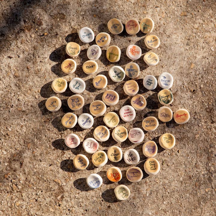 SHOPGIVECOURAGE – Großhandel Spiritueller Stein/Kristall – Aufsteller mit Wortsteinen aus Keramik (75 sortiert) in einer kleinen Teigschüssel3