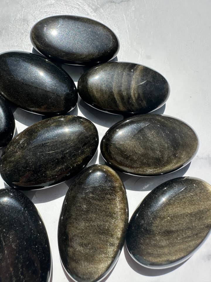 Pierre de Paume en Obsidienne à Reflets Dorés 5–6 cm (Pierre de Souci) – Protection, Ancrage, Manifestation, Bouclier d'Aura pour Reiki & Cadeau de Noël en Cristal pour la vente par Moon Rituals