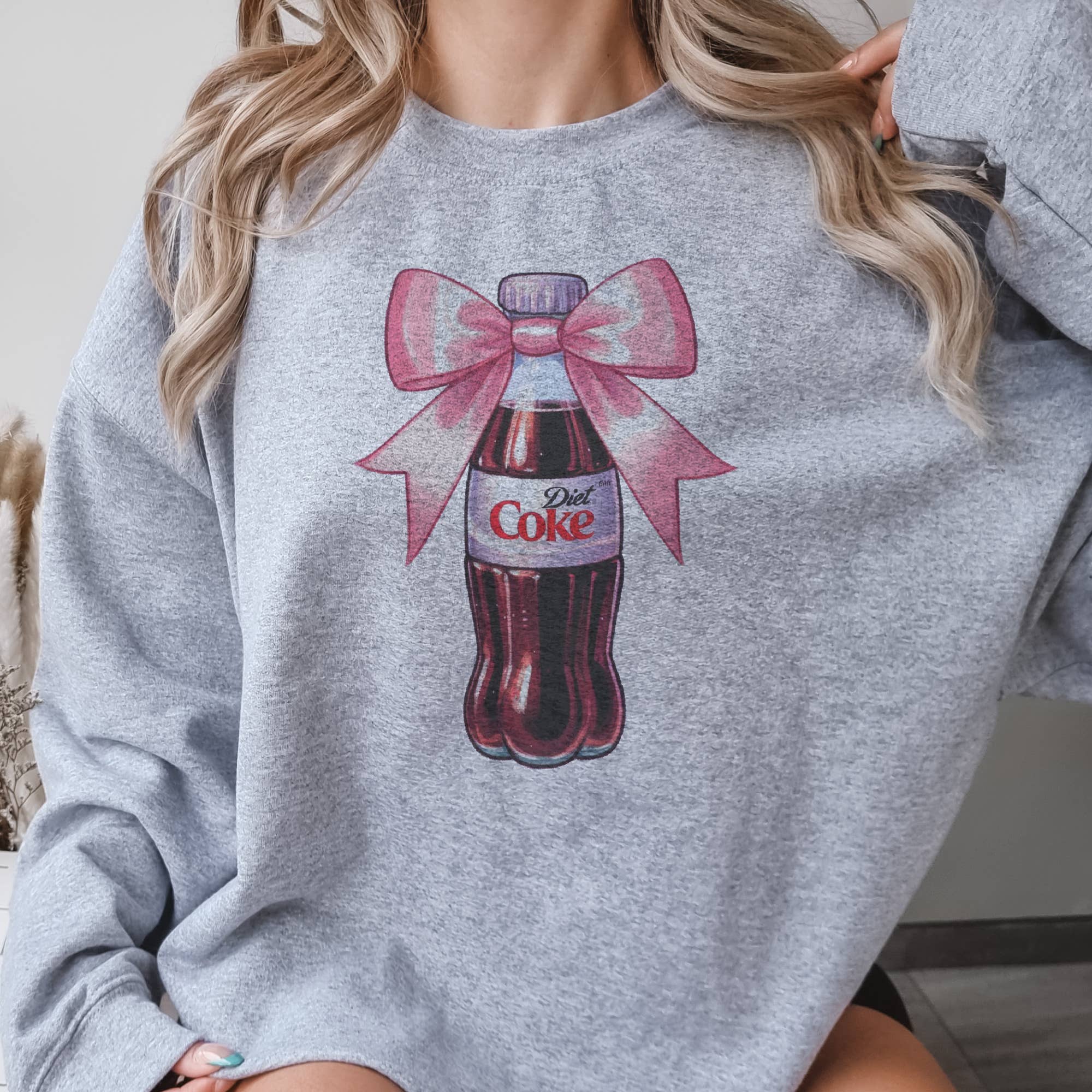 Par.tees by Party On! - Vente Sweat-shirt à imprimés – femme - Sweat-shirt graphique avec bouteille de soda et canette de boisson Diet Coke nœud rose2