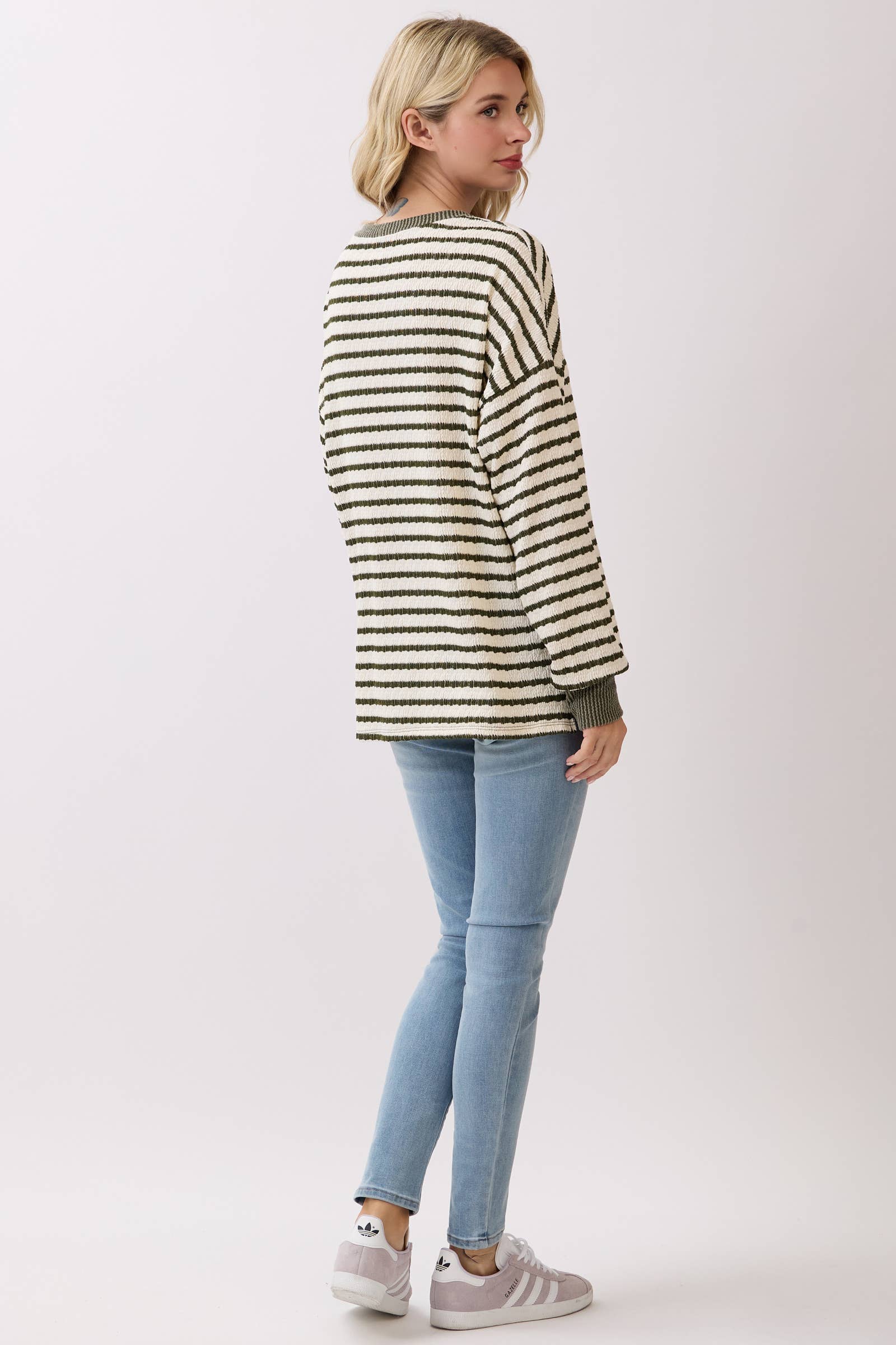 7th Ray – wholesale Stickad topp - Dam – Randig stickad tröja med nedhasad axel T612819