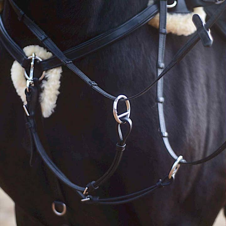 EPONIA EQUESTRIAN LIFESTYLE - Wholesale Horseback riding gear - 5-Point Breastplate — Secure Fit & Genuine Wool Comfort3