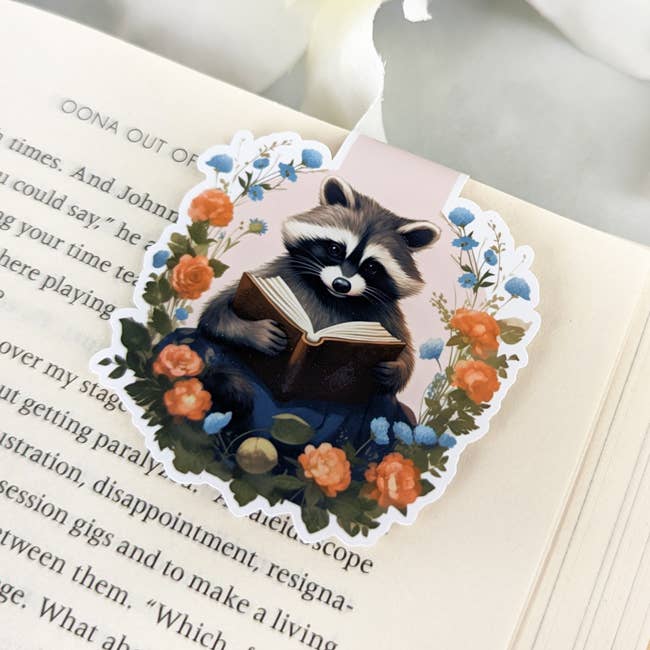 Marque-page magnétique - Marque-page Raccoon - Bookish Raccoon pour la vente par Aphrodite Bookclub