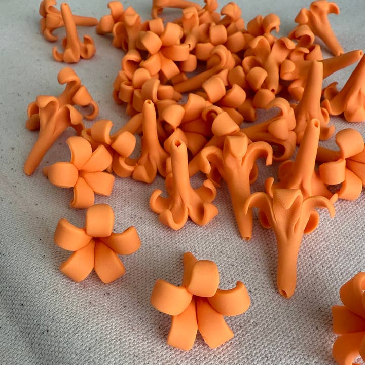 Fleurs en argile Puakenikeni étanches, fleurs orange, fait main pour la vente par OpalHaus