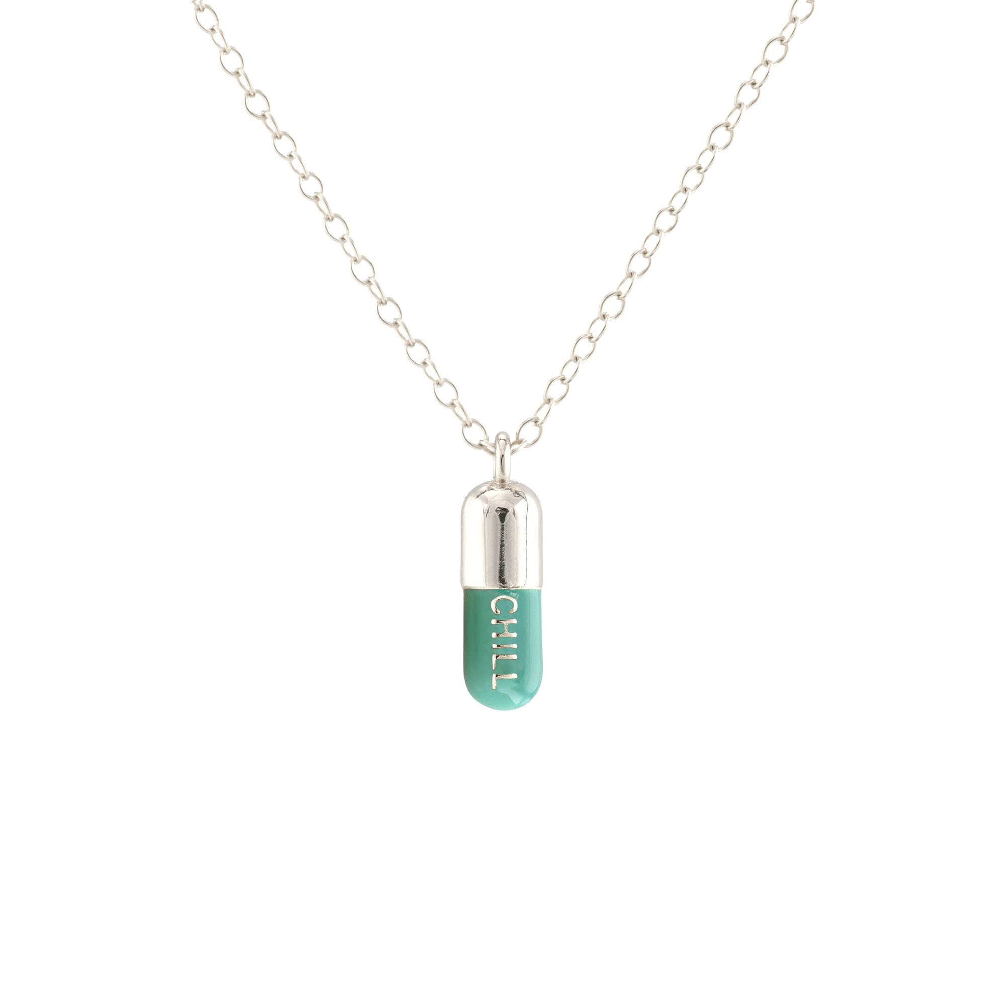 Kris Nations - Vente Colliers à pendentif - Collier Chill Pill en émail avec charme en vermeil 18 carats, argent sterling, chaîne en or rempli ou argent sterling, longueur réglable 16-18 pouces (40,6-45,7 cm), sans nickel, expédié de Californie24