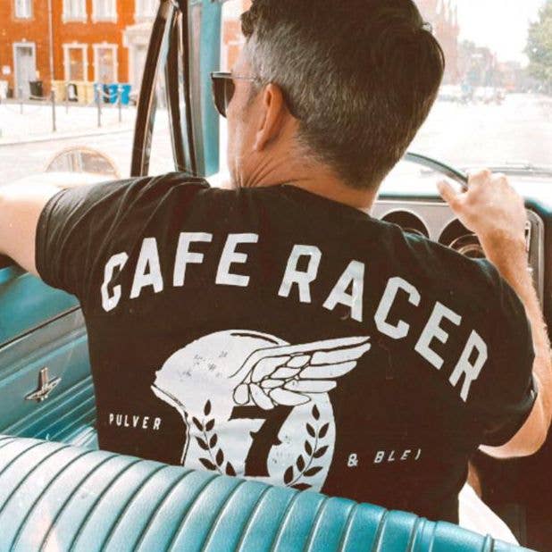 Rowdy Rebels Cafe Racer - T-shirt zwart en andere Rebelz kleding wholesale inkopen. Gratis retourzendingen en een 60-dagen netto betalingstermijn op Faire.com trends op Faire.