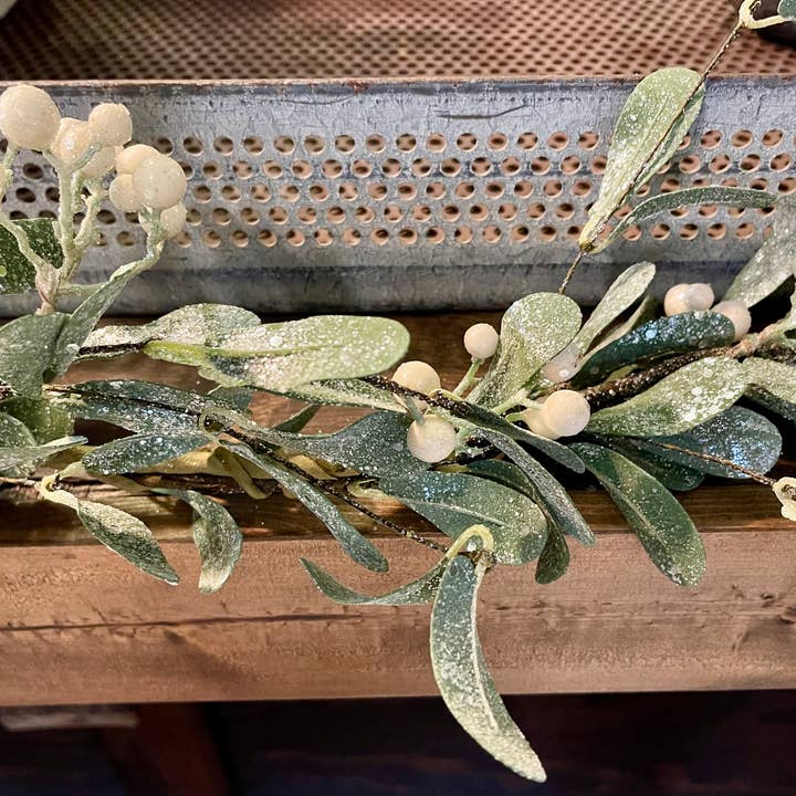 Vintage Market & Co – wholesale Decorative tabletop object – WHOLESALE White Berry Mistletoe Garland 4'3