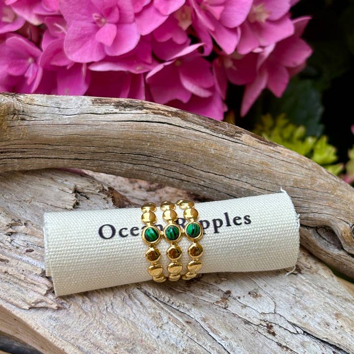 18 kt guldpläterad malakit trippelbandsring för wholesale av Ocean Ripples