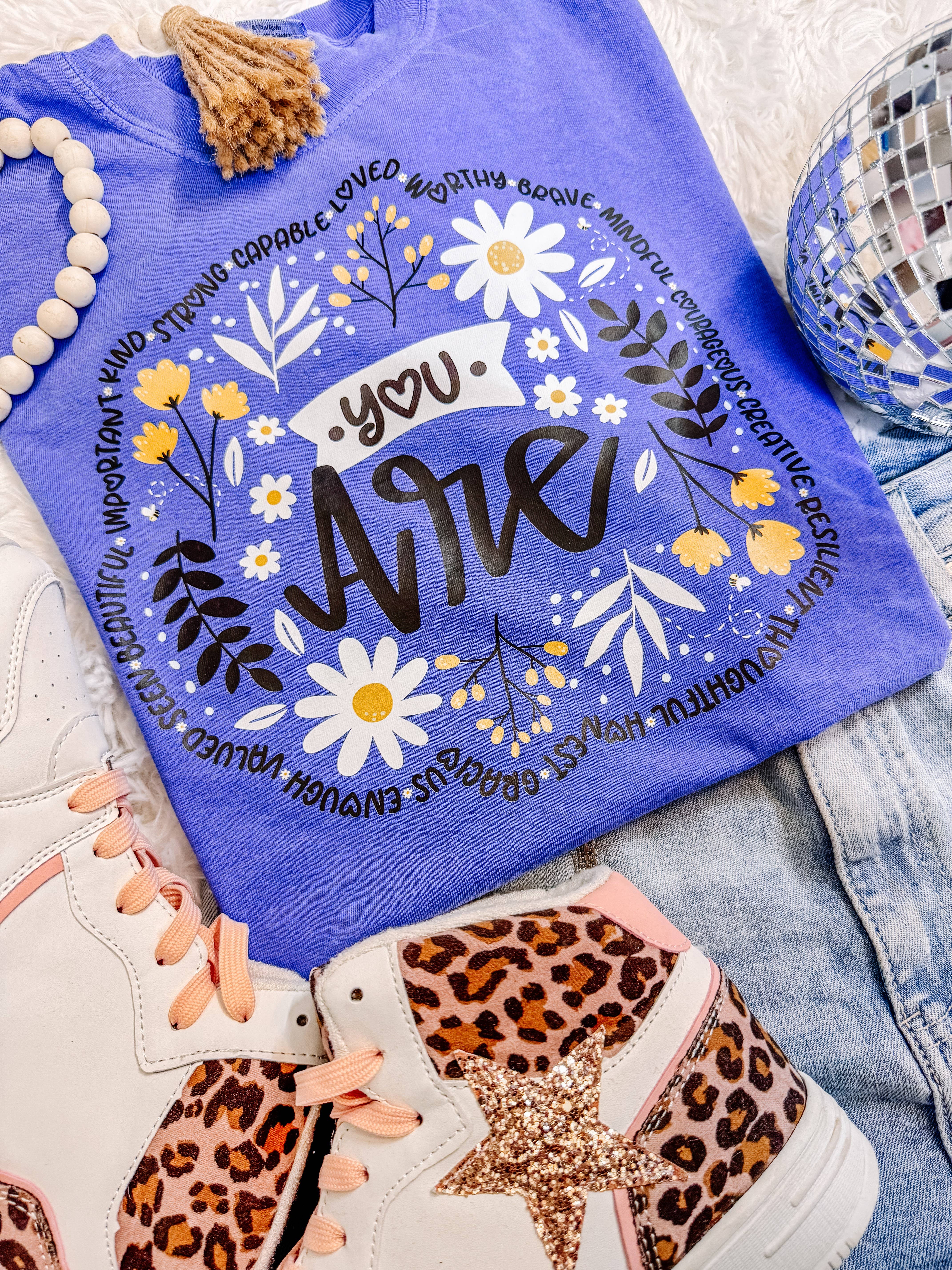 ZZ Threadz – Engroshandel T-shirt med print - Dame – Du er en grafisk T-shirt med mentale sundhedsbekræftelser0