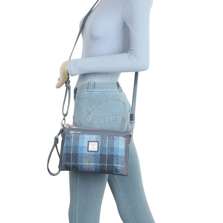 Sac bandoulière style Harris Tweed bleu ciel. pour la vente par Strathurie