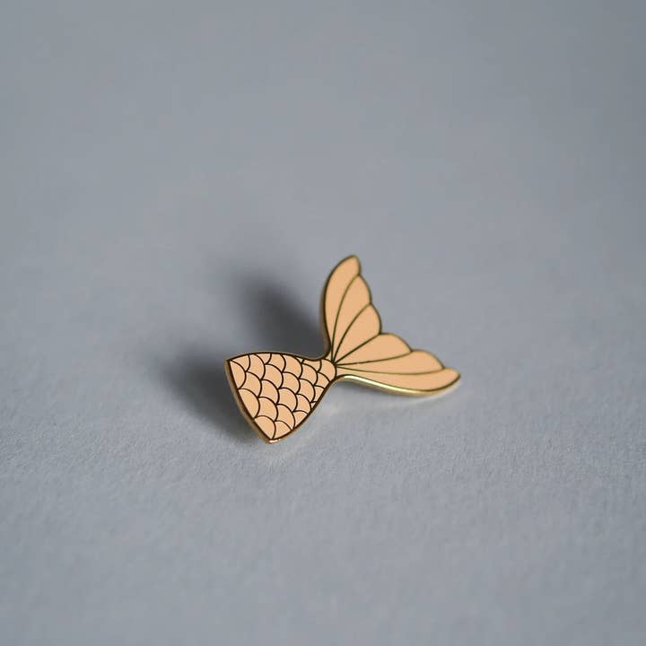 Spilla smaltata dorata a coda di sirena per la vendita all'ingrosso da parte di Fox & the Bear