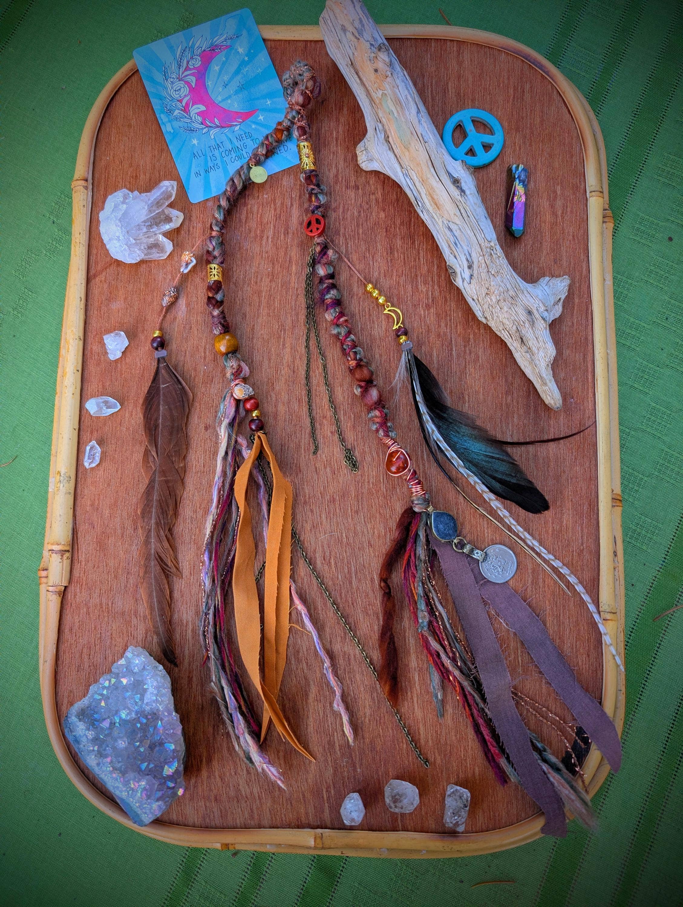 Sea Gypsy Designs - Vente Collier de perles - Collier Bohème à Double Rangée avec Plumes et Pierre d'Ambre1