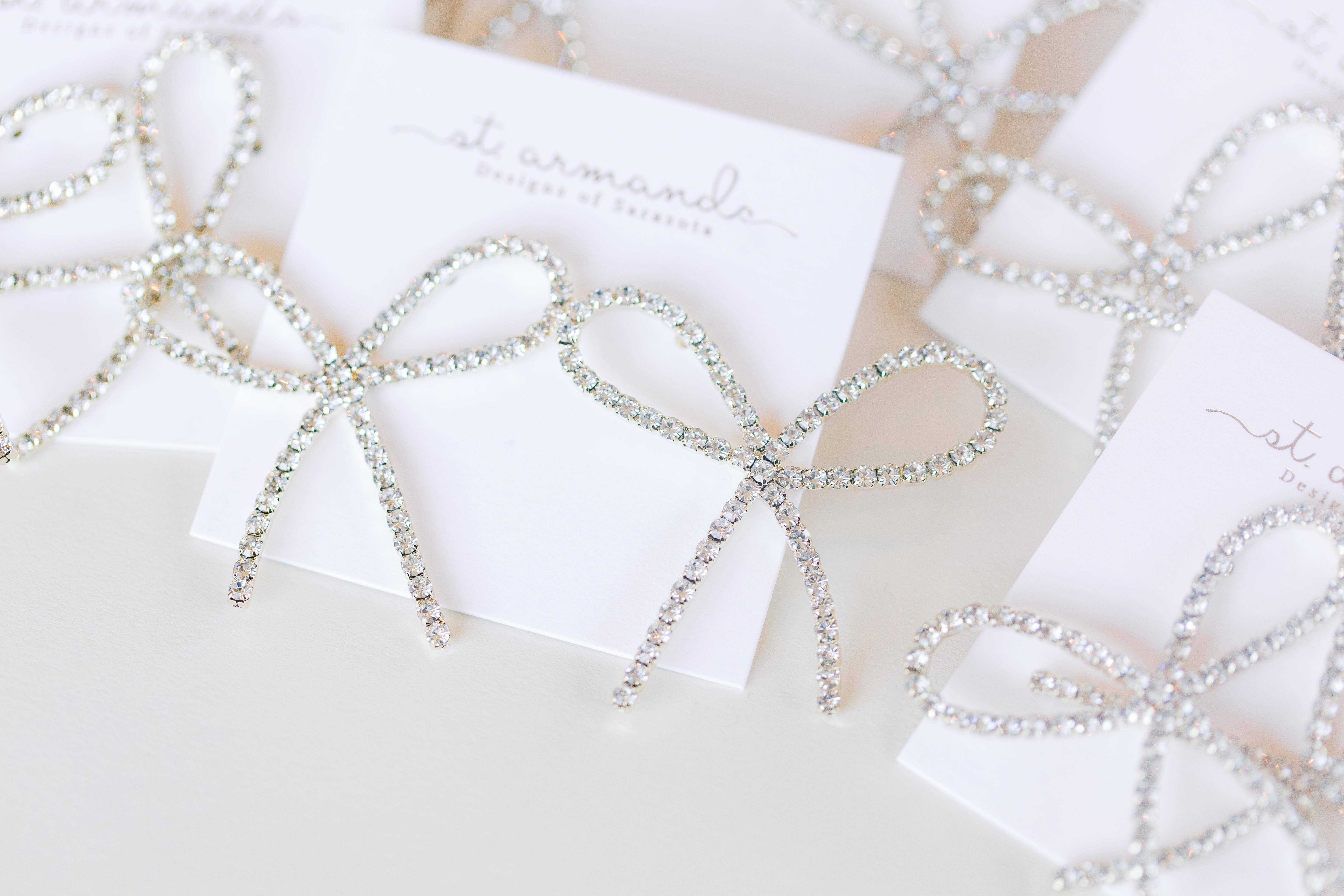 St Armands Designs of Sarasota - Wholesale Hangende/ronde oorbellen - Rhinestone Statement Strik Feestelijke Oorbellen3