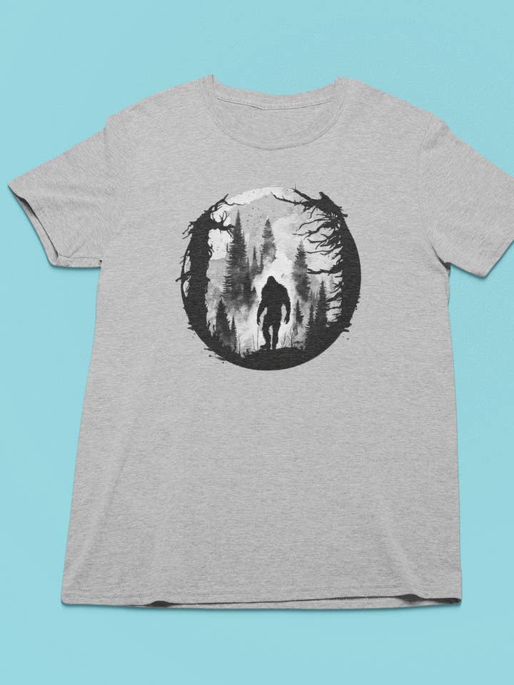 Bigfoot silhouette t-shirt met natuurtafereel (grijs) voor wholesale door Squatchin’ Country