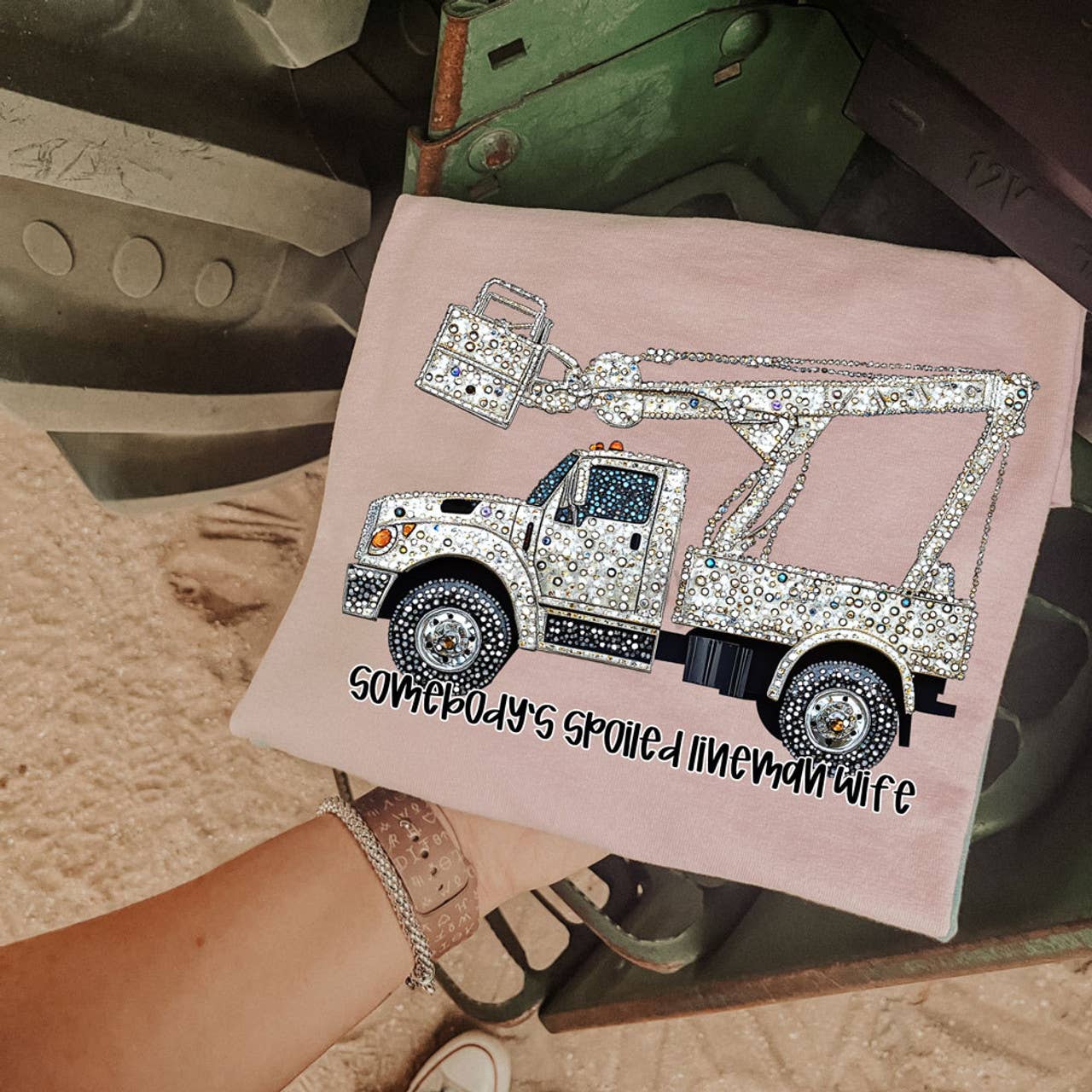 Trendy Transfers – Papel transfer para sublimação por atacado – Falso Strass Esposa de Lineman Mimada de Alguém DTF Transferência de Calor0