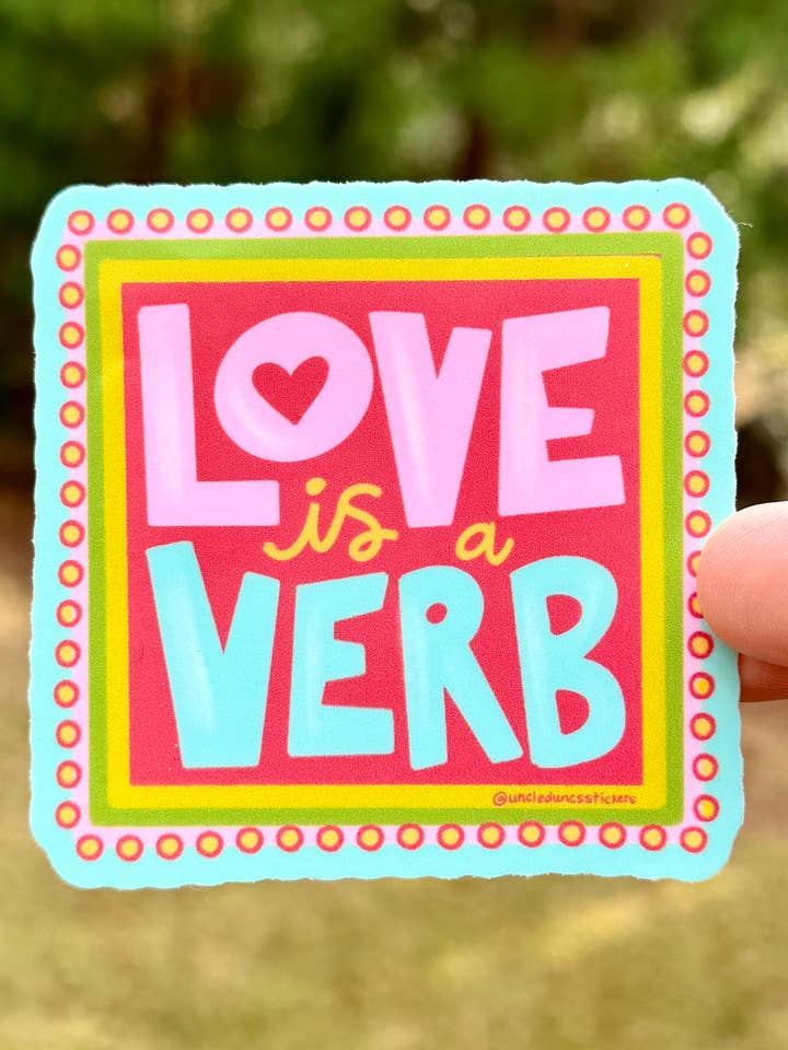 L'amore è un verbo {adesivo} per la vendita all'ingrosso da parte di Uncle Dunc's Sticker Shoppe
