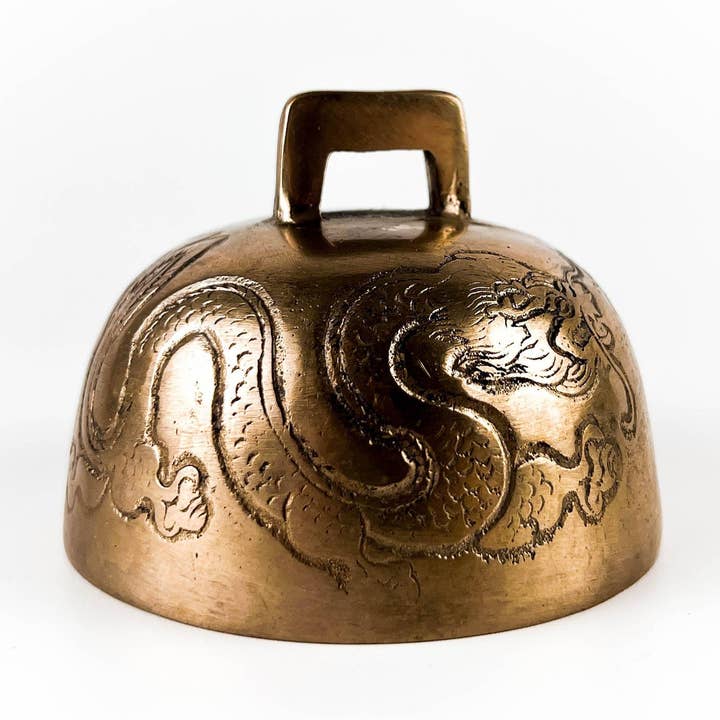 Campana tibetana de bronce tallada con dragón, 3 pulgadas de alto, 3.5 pulgadas de profundidad para venta al por mayor de GREENROOTS USA LLC