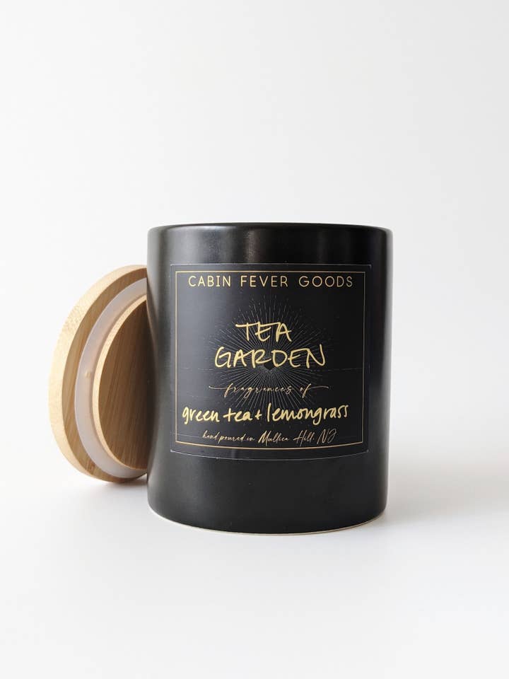 Bougie en pot Tea Garden de 12 oz, parfum de thé vert et de citronnelle pour la vente par Cabin Fever Goods