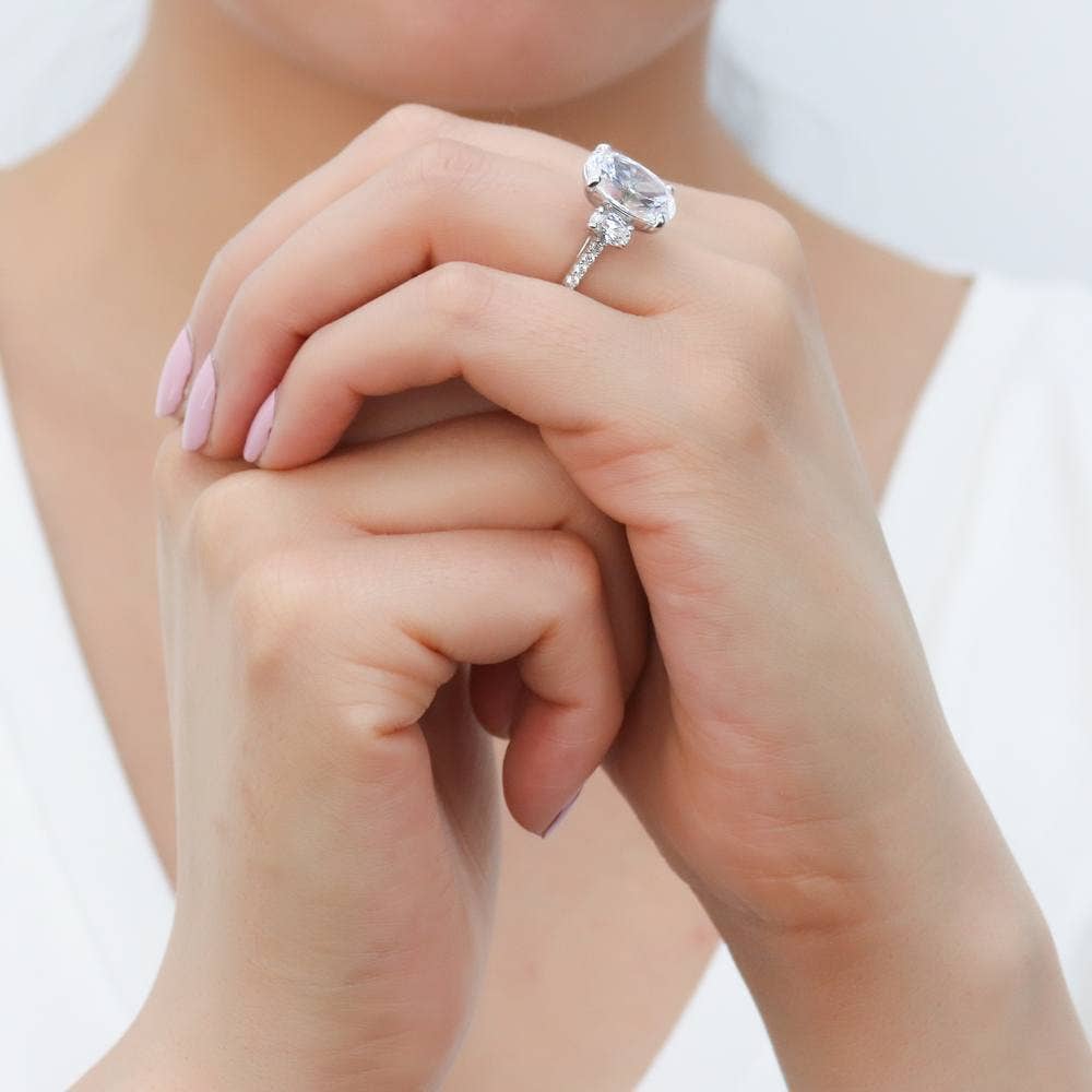 BERRICLE - Vendita all'ingrosso Anelli di fidanzamento - Anello di fidanzamento con zirconi cubici taglio ovale a 3 pietre in argento sterling BERRICLE9