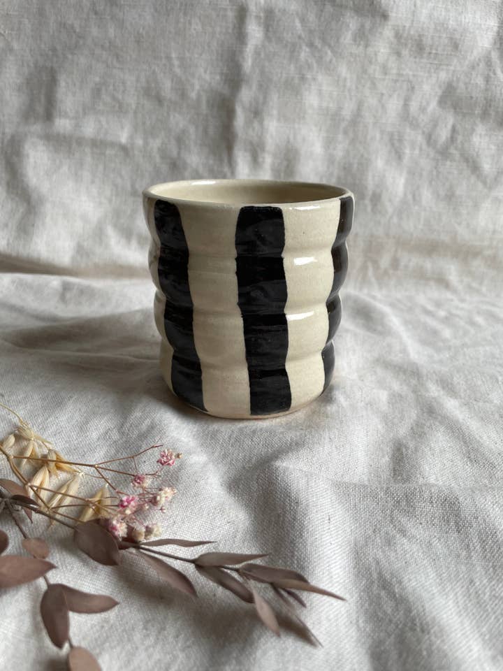 Tasse à bulles en céramique à rayures 350ml pour la vente par Charlotte Manser Ceramics