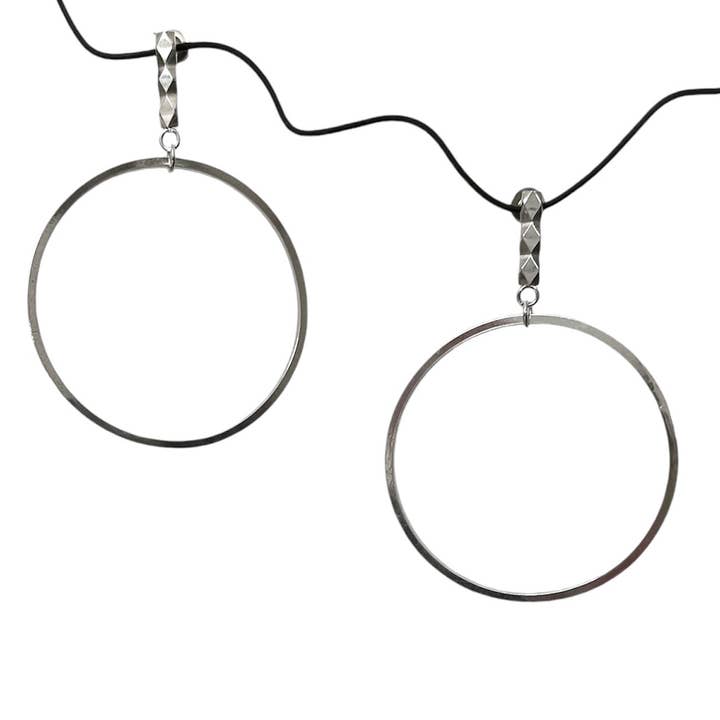 Boucles d'oreilles créoles motif diamant en argent sterling pour la vente par Bianca Moscatelli Jewelry