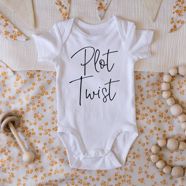 Combinaison d'annonce de grossesse Plot Twist pour la vente par Claire and Bella
