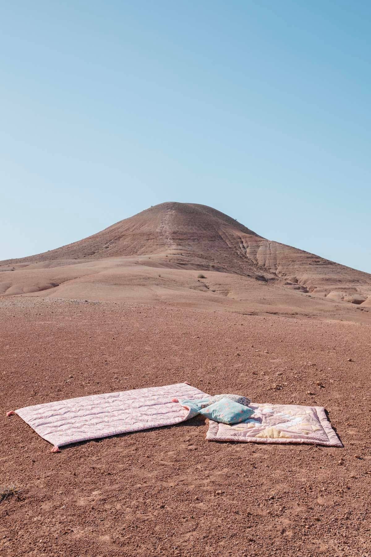 Patchwork Rosa Manta Aneka xadrez com patchwork, flores em tons rosa e amarelo para venda a revendedores na Faire2