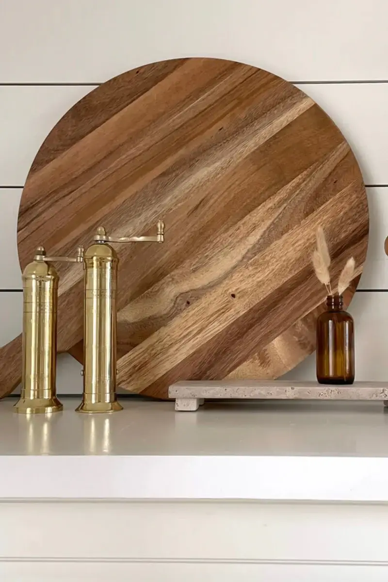 High crafty – wholesale Cutting board – Suar Wood Cheese & Cutting Board with Handle – Modern Rustic1